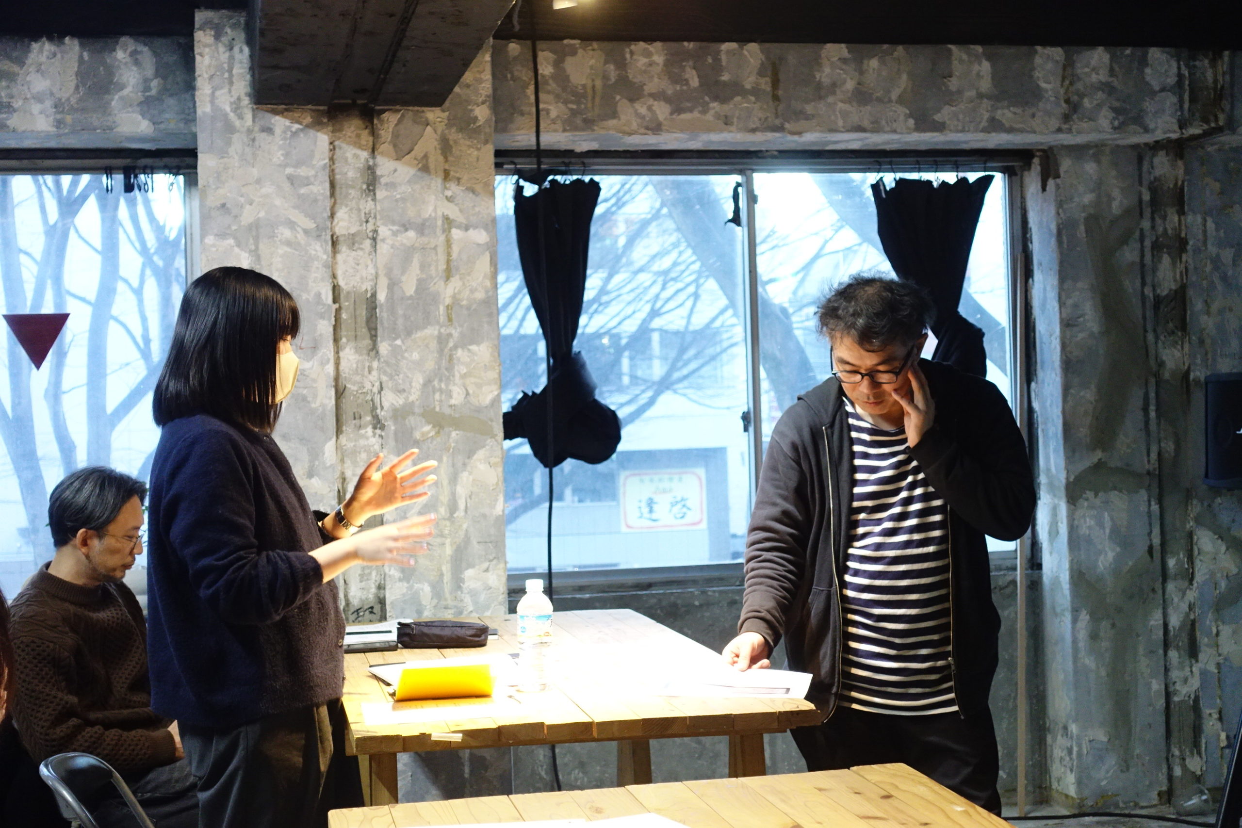 参加者が、自分で額装してみたときの写真を用いて質問している様子