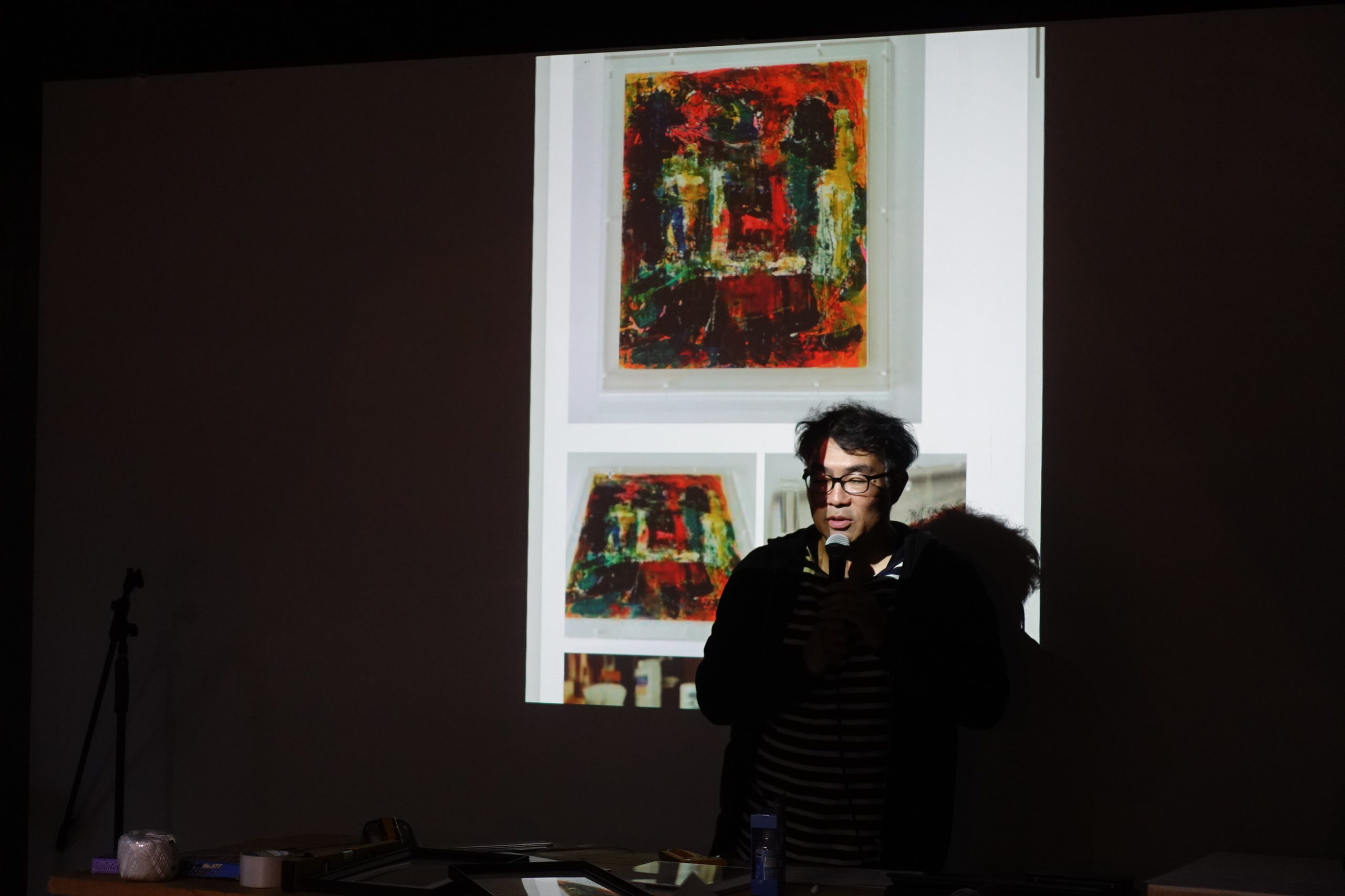 アクリルによる展示方法の例を示す関本さん