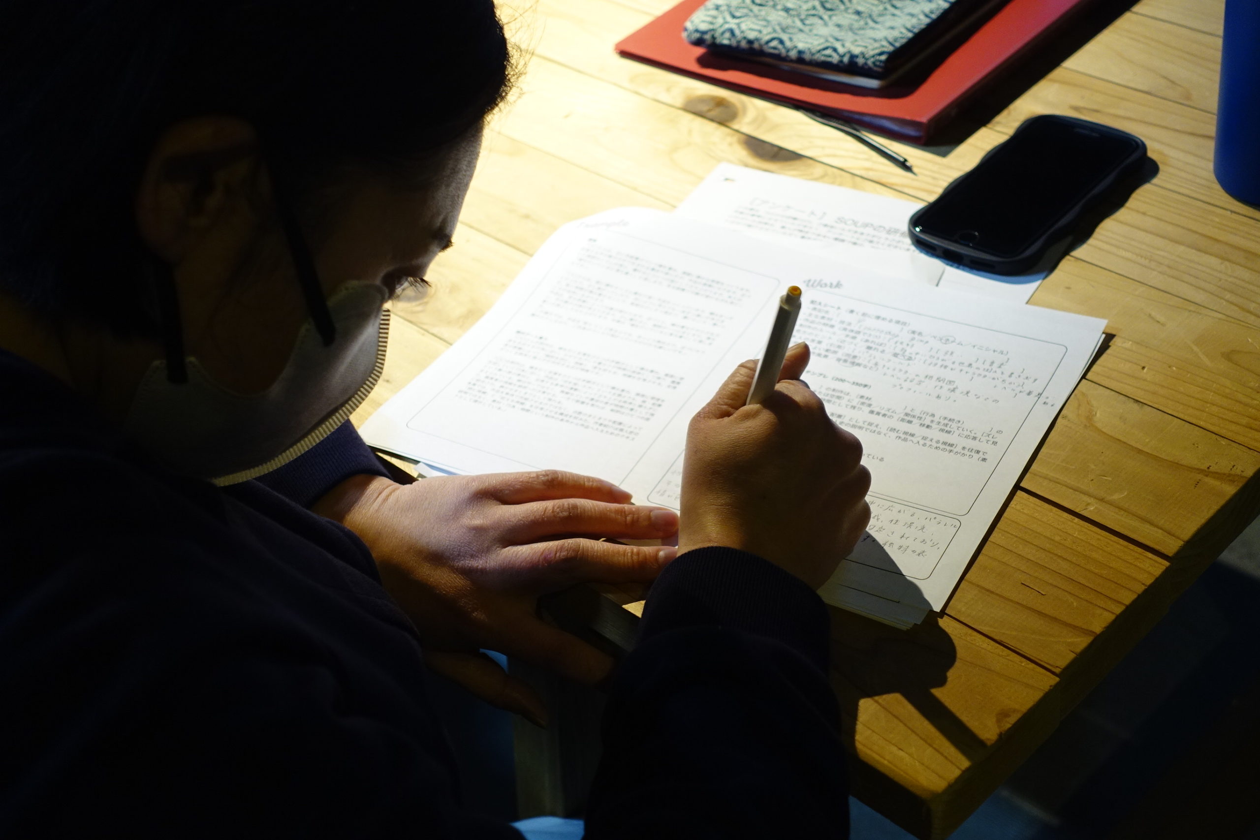 参加者が机に向かって文章を書く様子