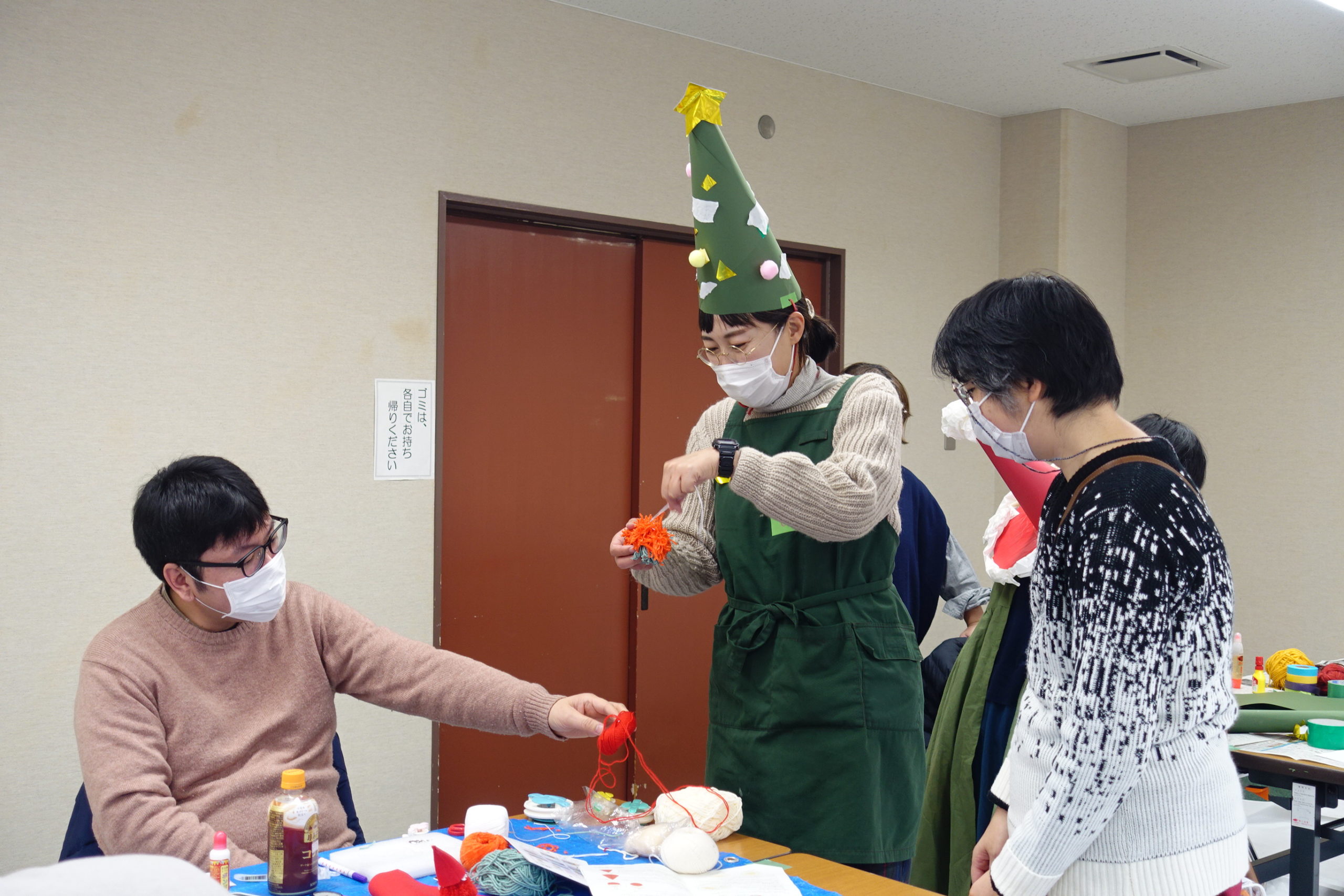 トムテをつくる参加者と、その様子をみる門眞さんや別の参加者