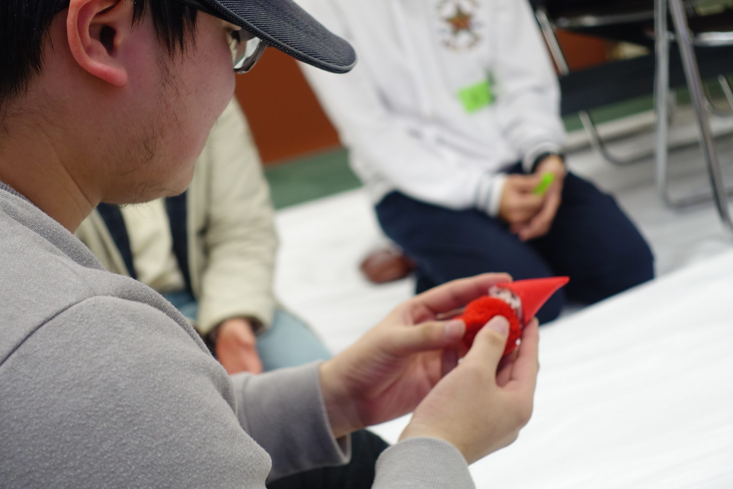 みる時間に、トムテをそっと手にとる様子