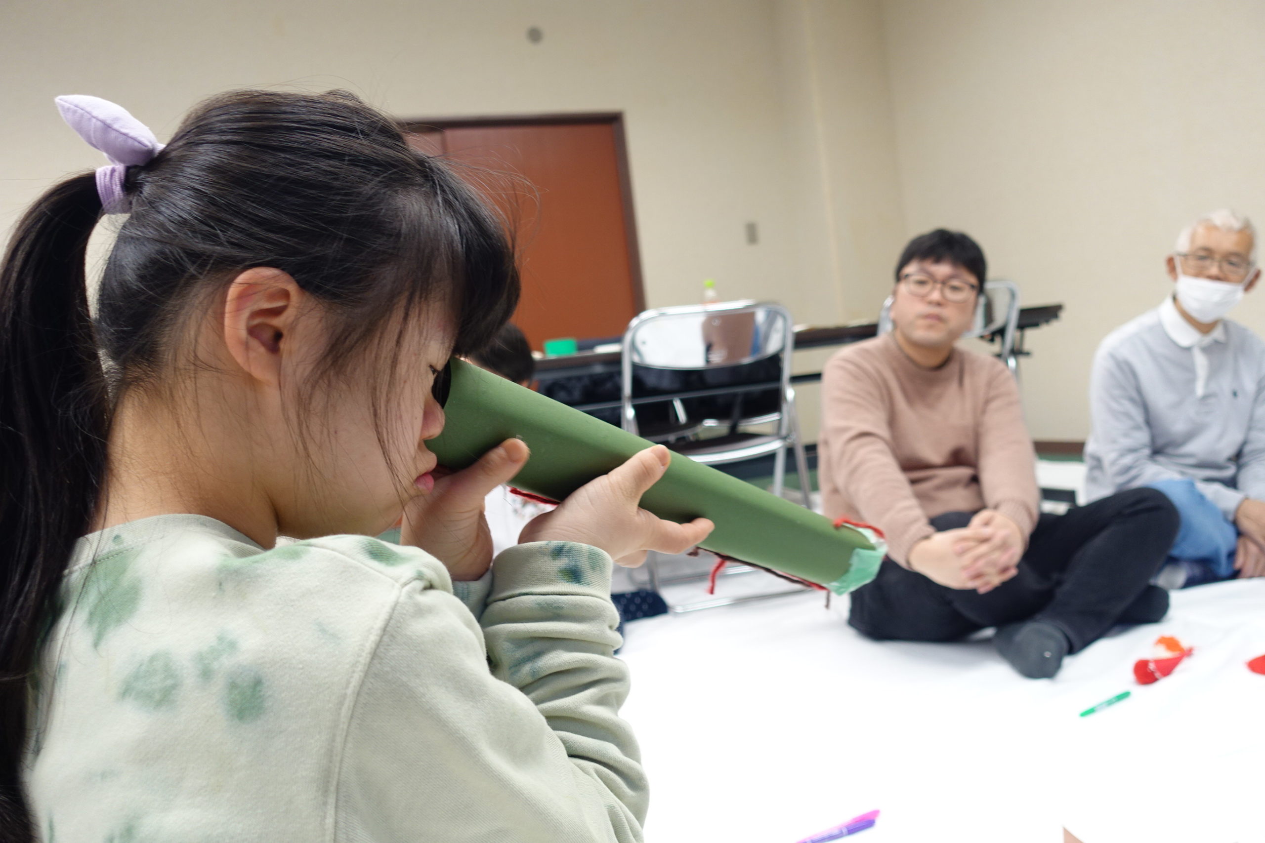 つくった人が自分で望遠鏡をのぞく様子