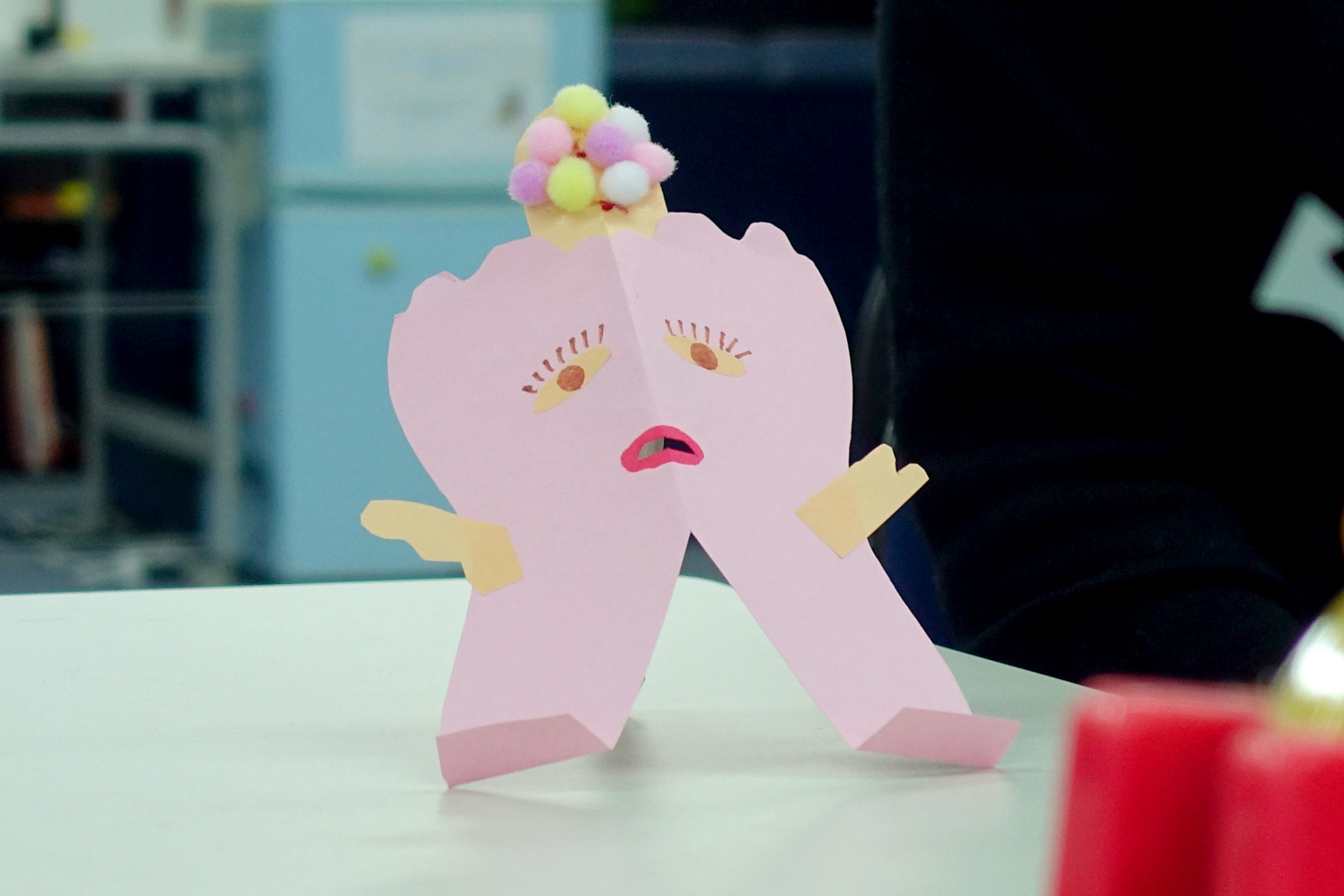 ピンクの画用紙でつくった「もこもこ星」から来たギャルのギャル子ちゃん人形