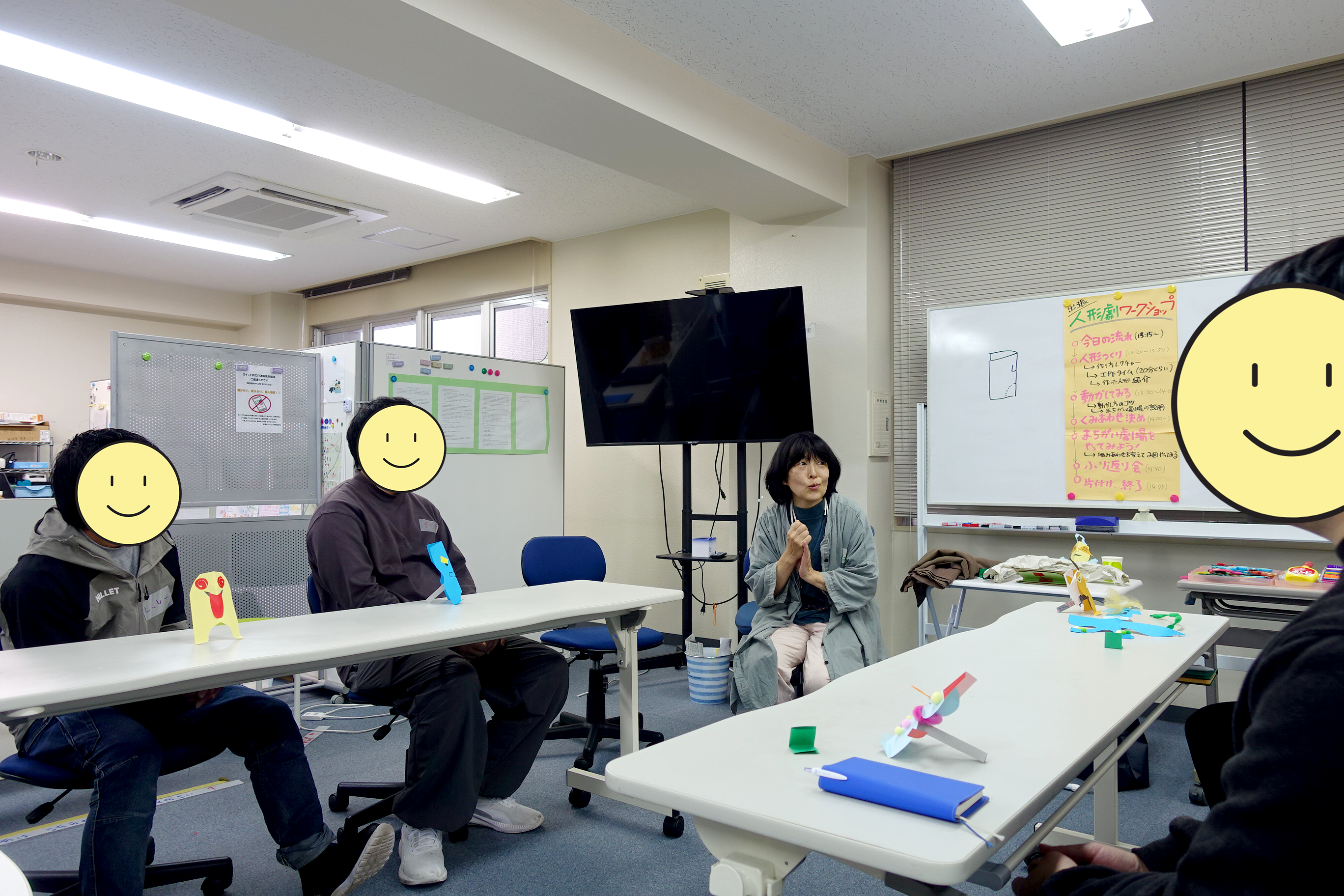 参加者と一緒に座りながら話す工藤さん