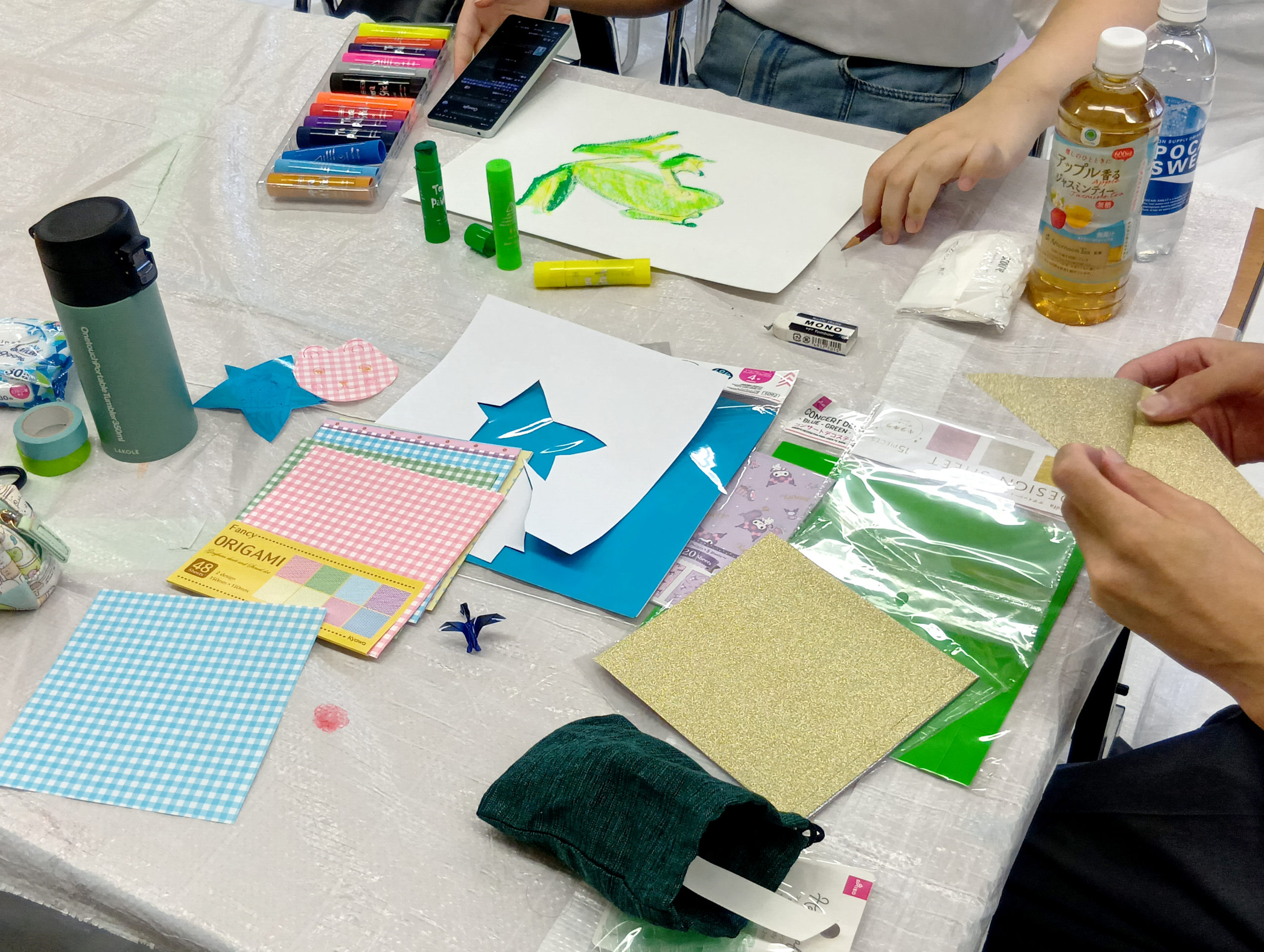 テンペラクレヨンで色付けしたカエルの絵
